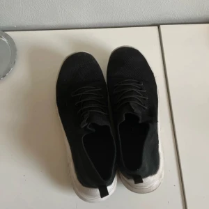 Sneakers  - Säljer ett par skor som inte används 