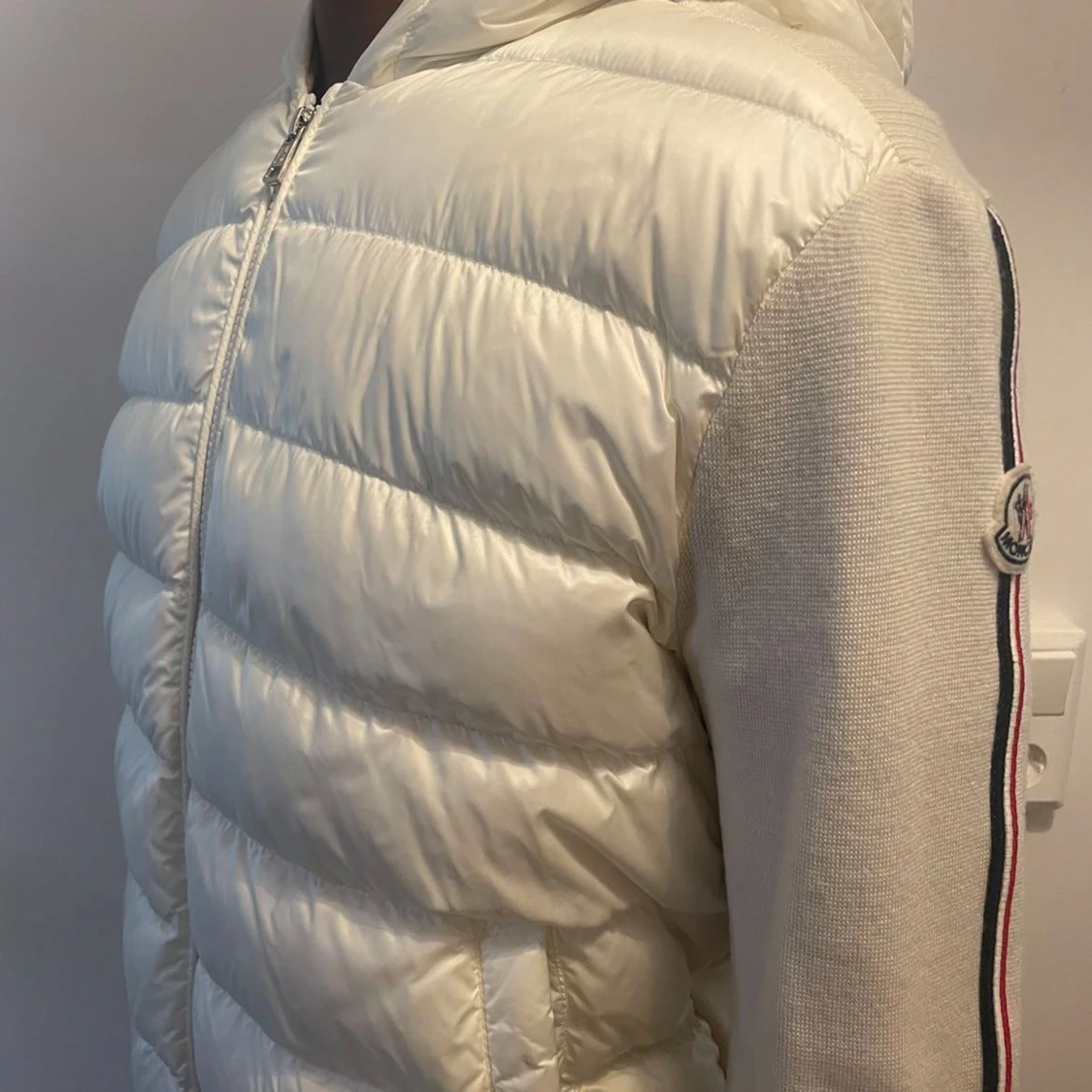 Vit pufferjacka med huva från Moncler - 2