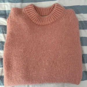 Rosa stickad tröja med rund hals - Mysig rosa stickad tröja💗