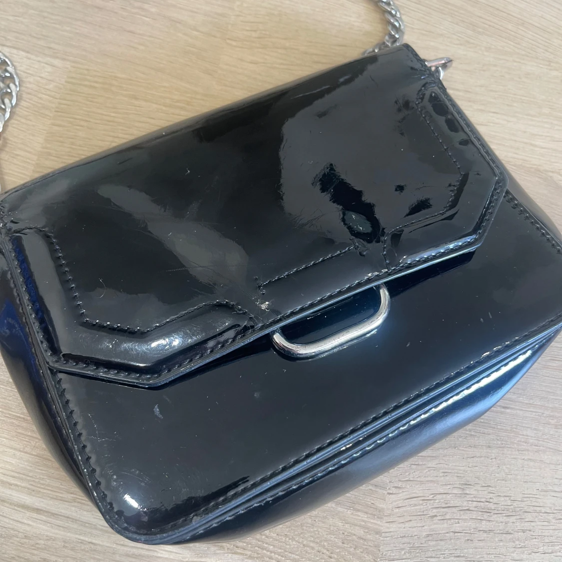 Svart axelväska i lack med silverkedja - 1