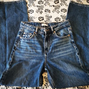 Blå raka jeans från Perfect Jeans - Säljer ett par klassiska blå jeans från Perfect Jeans med raka ben och normal passform. Jeansen har fem fickor, dragkedja och knapp framtill samt tydliga kontrastsömmar. Perfekta till en avslappnad stil.