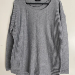 Grå tunnstickad tröja - Strl XL, mkt skön och nyskick!