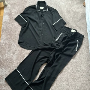 Byxa och blus från Soaked in Luxury - Skön viskosdräkt från Soaked in Luxury. Perfekt till sommaren. Byxa L, blus M. Säljer även separat.