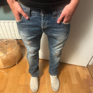 Blå slitna jeansbyxor - Säljer dessa snygga dondup jeans med snygga slitningar. Skriv privat vid frågor!