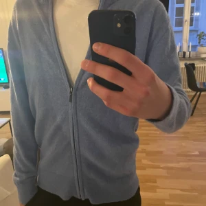 Kashmir kofta - En perfekt sommartröja i 100% Kashmir! Perfekt skick då den ser oanvänd ut. Hör av er vid minsta lilla fråga!