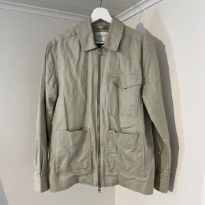 These Glory Days  - Säljer denna sjukt snygga Overshirten från These Glory Days⭐️ Färgen är ljusgrön och storleken är S✅Jackan har inga defekter och skicket är utomordentligt🙌🤝 Sjukt najs passform och passar perfekt som vår och sommarjacka☀️🙌 Tveka inte på att höra av er dig vid minsta fråga eller fundering😊