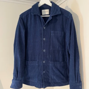 These Glory Days Overshirt  - Säljer denna sjukt snygga Overshirten från These Glory Days⭐️ Färgen är blå och storleken är S✅Jackan har inga defekter och skicket är utomordentligt🙌🤝 Sjukt najs passform och passar perfekt som vår och sommarjacka☀️🙌 Tveka inte på att höra av er dig vid minsta fråga eller fundering😊