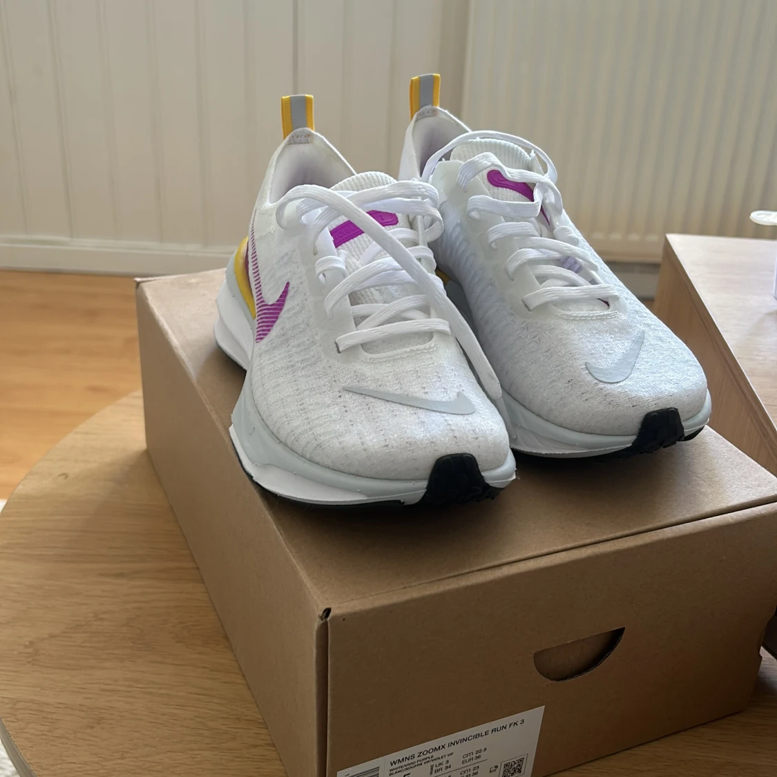 Nike Invincible Run 3 i vitt och lila - 3