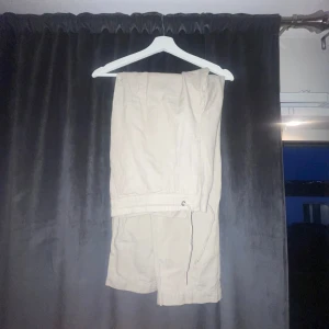 Linne byxor - Hej, säljer nu mina linne byxor eftersom den ej passar mig längre! Condition är: 9/10 knappt använda Hör av dig om du har några frågor!