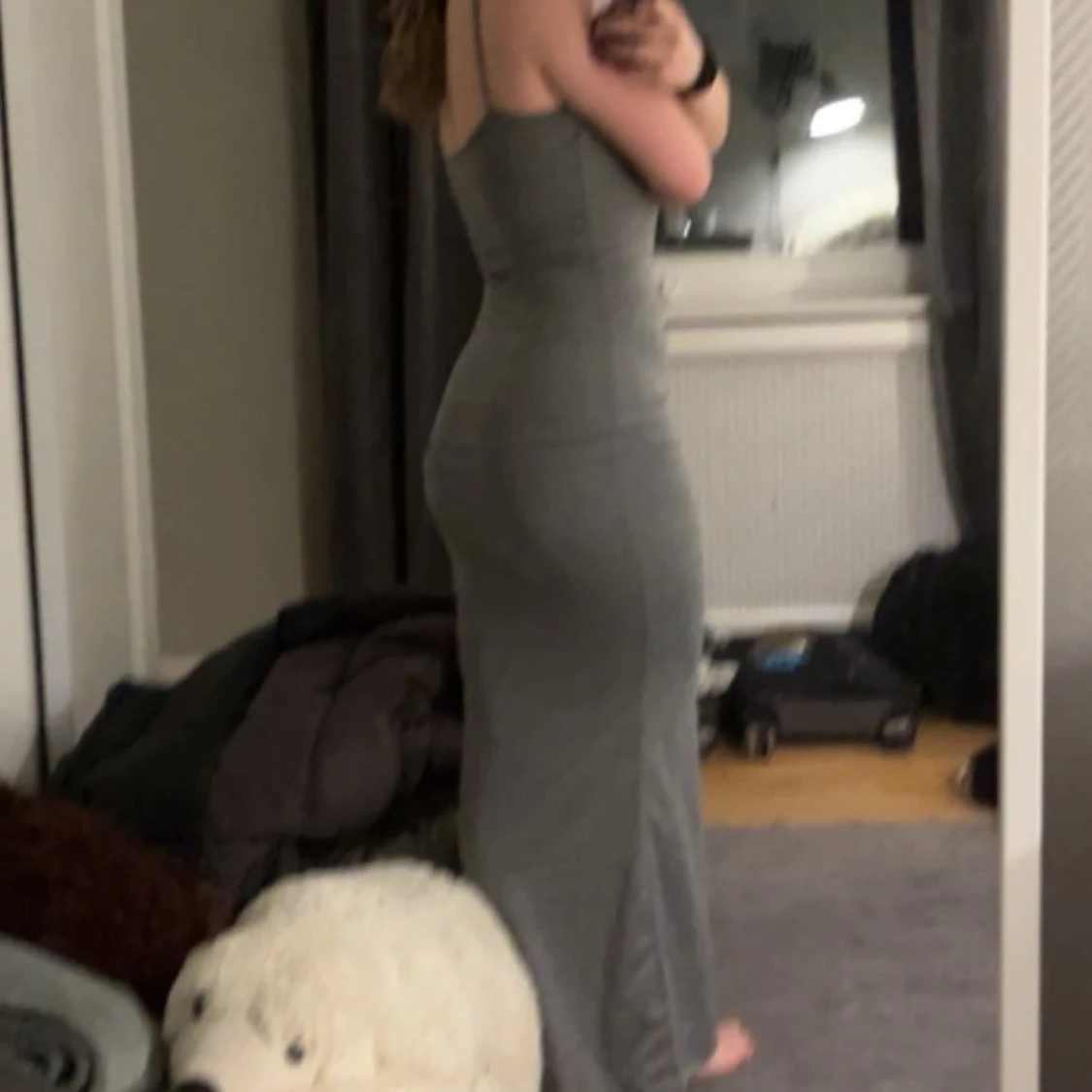 Grå långklänning med smala axelband