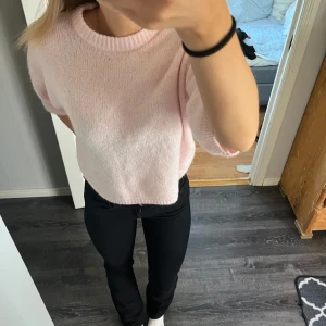 Ljusrosa stickad tröja - Mysig ljusrosa stickad tishirt/tröja. Tröjan är från ginatricot helt ny endast använd någon gång så super bra sick 🥰