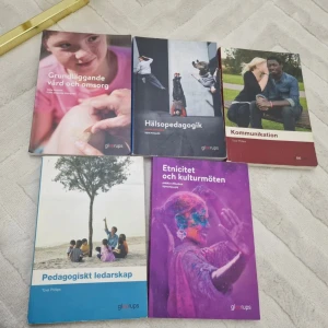 Kurslitteratur för vård, pedagogik och socialt arbete - Grundläggande vård och omsorg : 300 kr Hälsopedagogik : 200 kr                 Kommunikation : 200 kr                         Pedagogiskt lederskap : 150 kr                    Etnicitet och kulturmöten : 300 kr