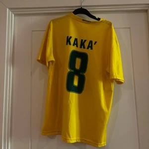 Kaká brasilien tröja - Säljer en fet Kaká brasilien tröja perfekt till sommaren