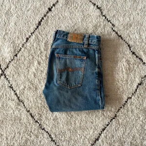 Nudie Jeans  - Ett par riktigt najs Nudie jeans. Iprincip sprillans nya. Modellen heter Gritty Jackson, straight passform. Storlek 28/32, passar även 29-30/32. Nypris 1600kr, säljer för endast 350kr, ta chansen. Hör av er vid frågor och funderingar! 