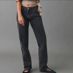 Svarta Gina jeans straight  - Säljer ett par svarta jeans med klassisk straight fit och ganska låg midja. Ganska nya