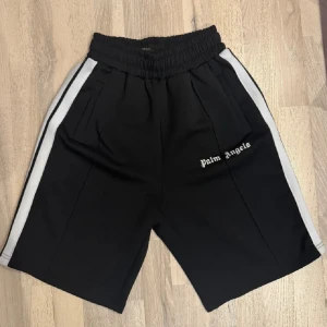 Svarta shorts  - Storlek M