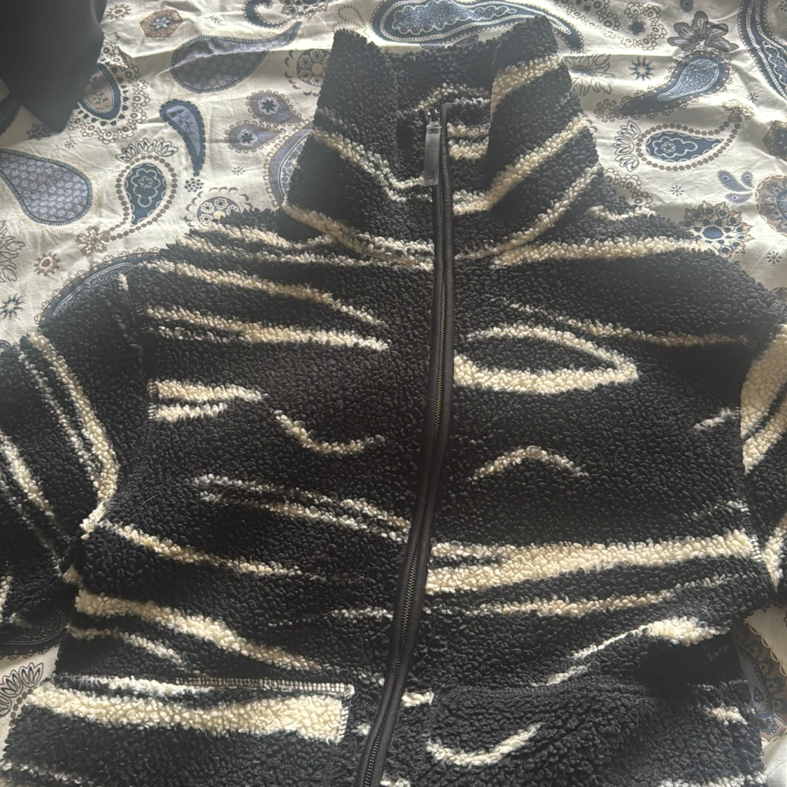 Svart teddyjacka med zebramönster H&M XS