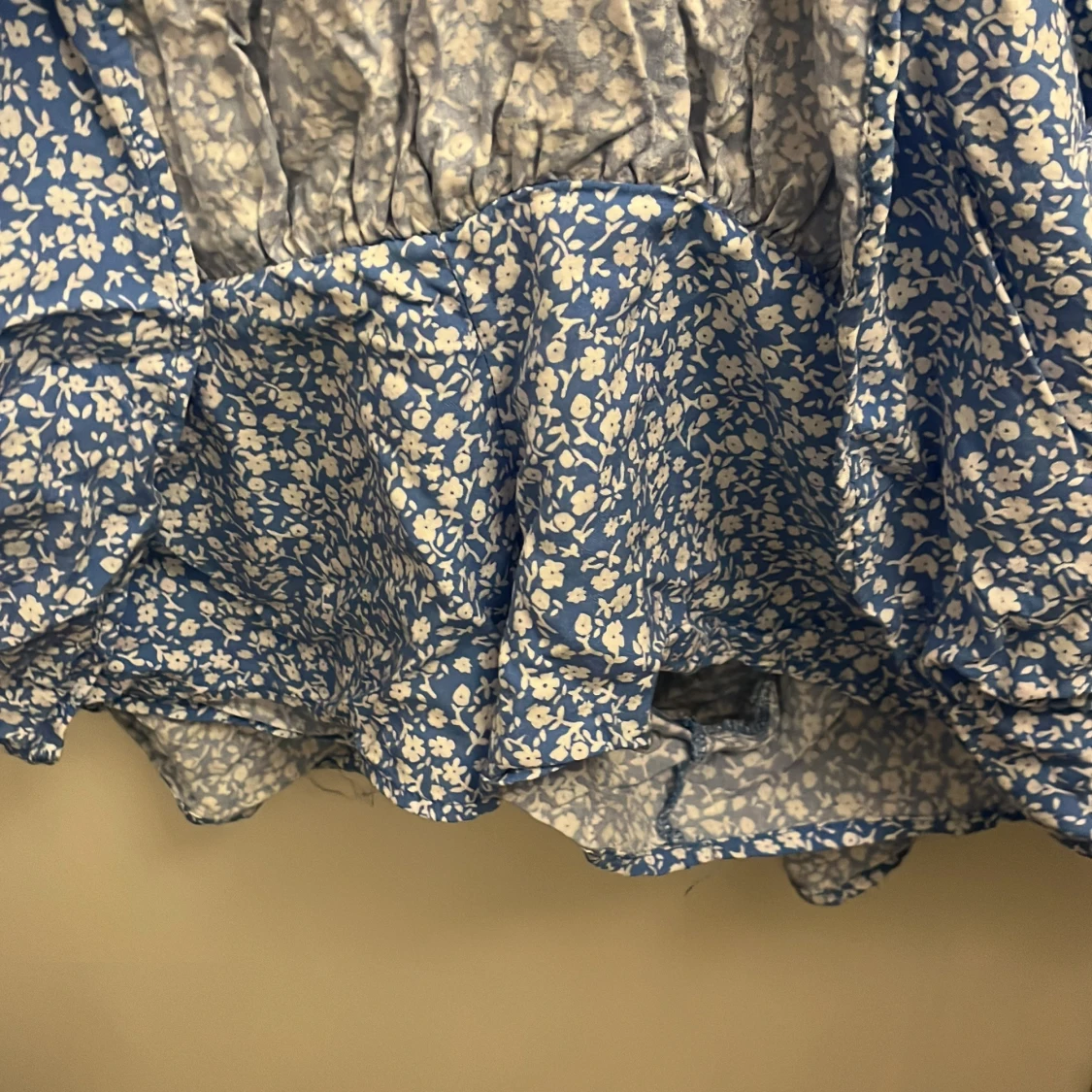 Blommig blå volangkjol från pigalle  - 2