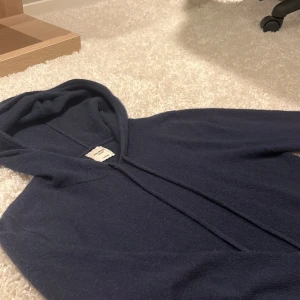 John Henric cashmere - Tja, säljer denna feta cashmere hoodien från John Henric. Tröjan är i ett bra skick och blir perfekt nu till hösten när det börjar bli lite kallare. Priset är ej hugget i sten! Skriv till mig om ni har några andra frågor 🍂🍁😁