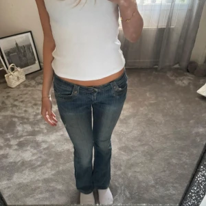 Låg midjade jeans  - Skit snygga Lågmidjade bootcut jeans i storlek 36💕lite slitna längst ner, pris kan diskuteras 