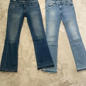 Två styckna bootcut Pepe jeans - Jag säljer 2 bootcut pepejeans i färgen ljusblå och mörkblå. Priset gäller för båda jeansen totalt, alltså får du 2 jeans😊. Storleken på jeansen är 29x32. Inga defekter på jeansen förutom att jag sprätt upp sömmen längst ner för att få de några cm längre. Jag är 177 och de passar i längden på mig. Nypris på dessa jeans är ca 800-1000kr styck, jag säljer 2 st för priset 420kr.