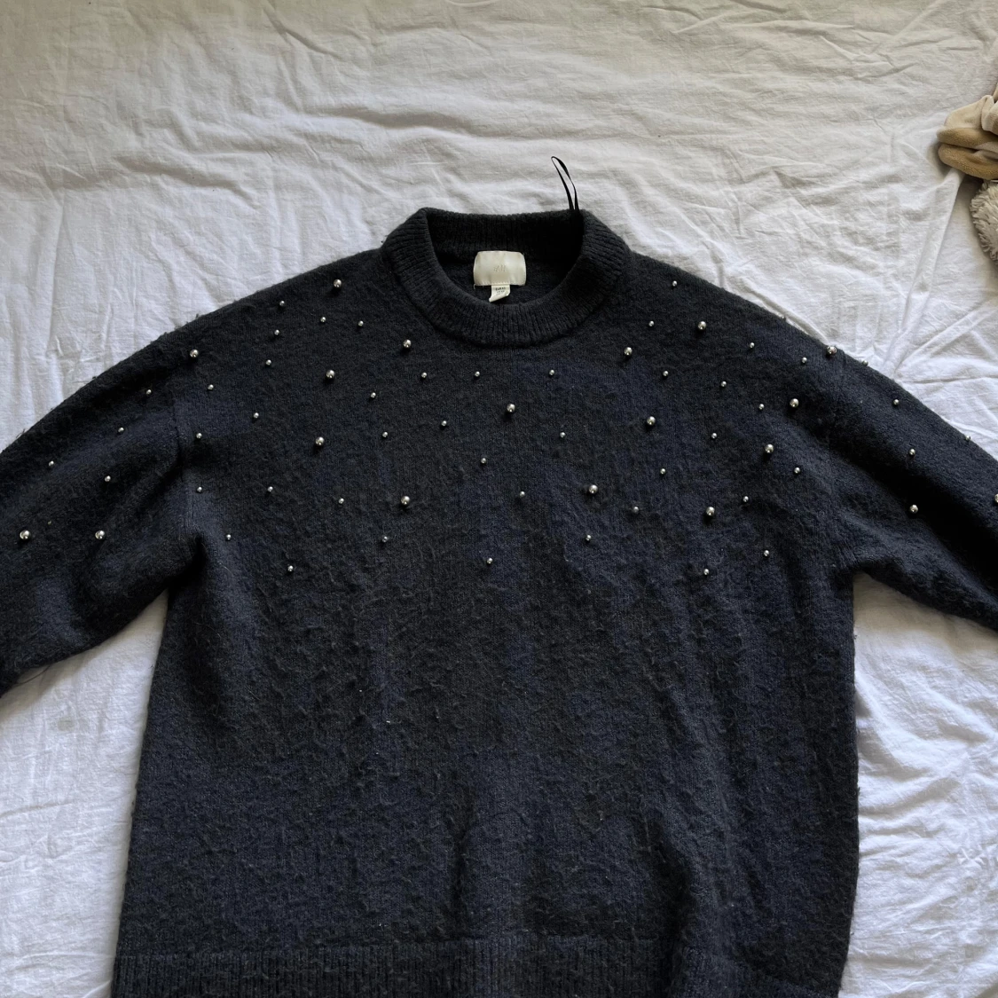 Mörkgrå stickad tröja med pärlor - 3