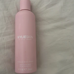 Kylie Skin Vanilla Milk Toner - Säljer en rosa flaska Vanilla Milk Toner från Kylie Skin by Kylie Jenner. Tonern är på 236 ml och har en söt vaniljdoft. Perfekt för att fräscha upp huden efter rengöring. Snygg och stilren design som passar på badrumshyllan.