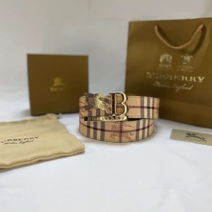 Burberry bälte 2 sidigt - Helt nytt oanvänt, storlek 110cm.Perfekt accessoar för att lyfta din outfit. Skriv vid frågor.