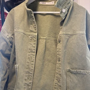 Zara grön jeans jacka - Zara jeans jacka, använd en gång, säljer pga den är för stor för mig. Köpt för 379