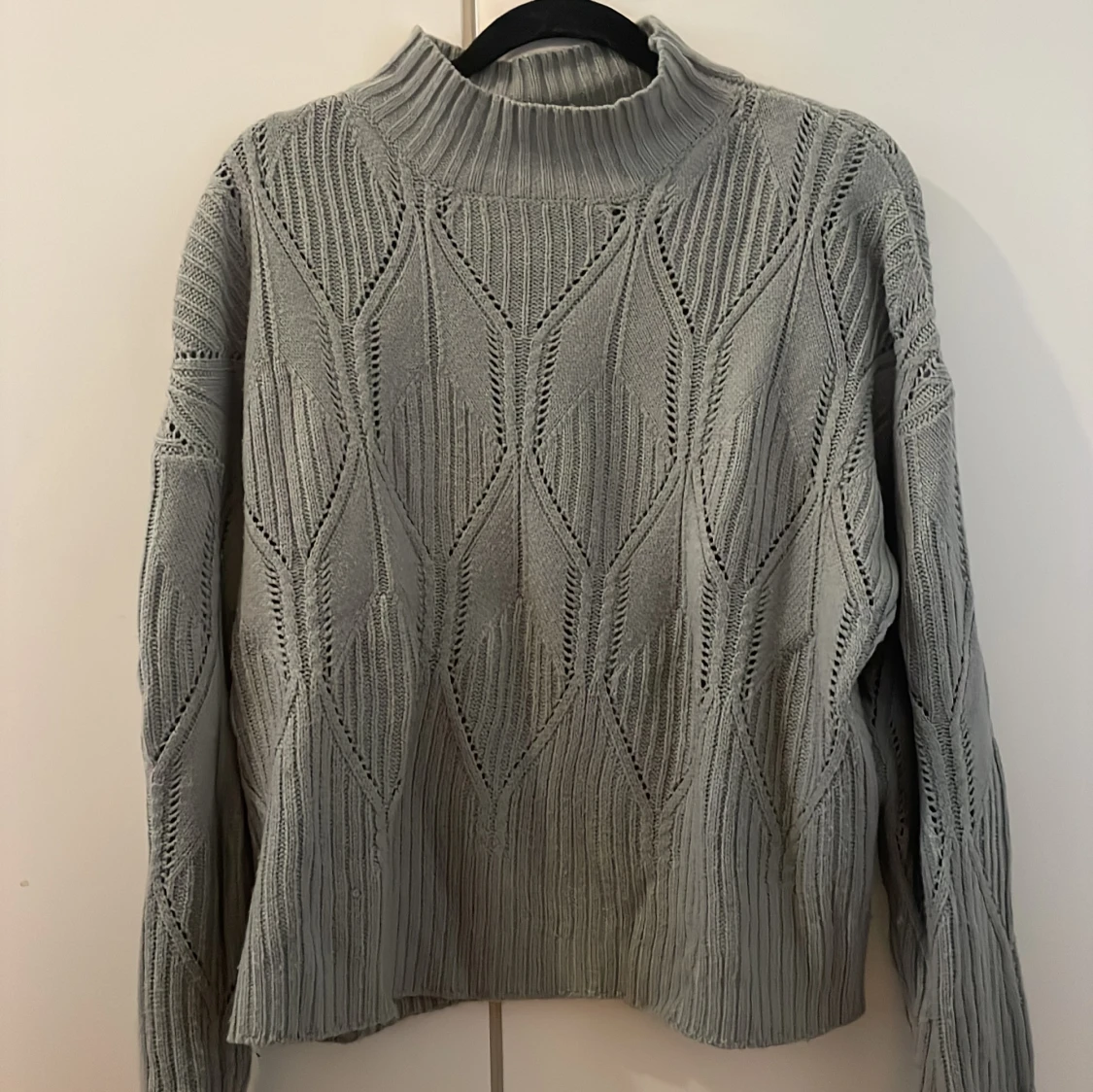 Grågrön stickad tröja med mönster från SHEIN