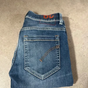 Dondup george - Tjena! Säljer dessa stilrena Dondup som är i mycket gott skick| modell George| storlek 29| vid frågor kontakta mig😀