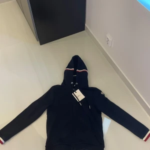 Moncler zip up  - Säljer min mörkblåa Moncler zip up, haft den cirka 1 månad, Moncler påse ingår den har nfc. 