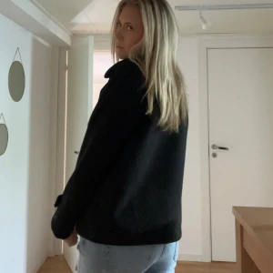 Svart kappa - Svart kappa från design by Si🥰 älskar och i jätte bra skick 
