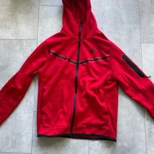 Röd tech fleece  - Tja säljer min tech fleece, skick 8/10 Storlek m men passar som S