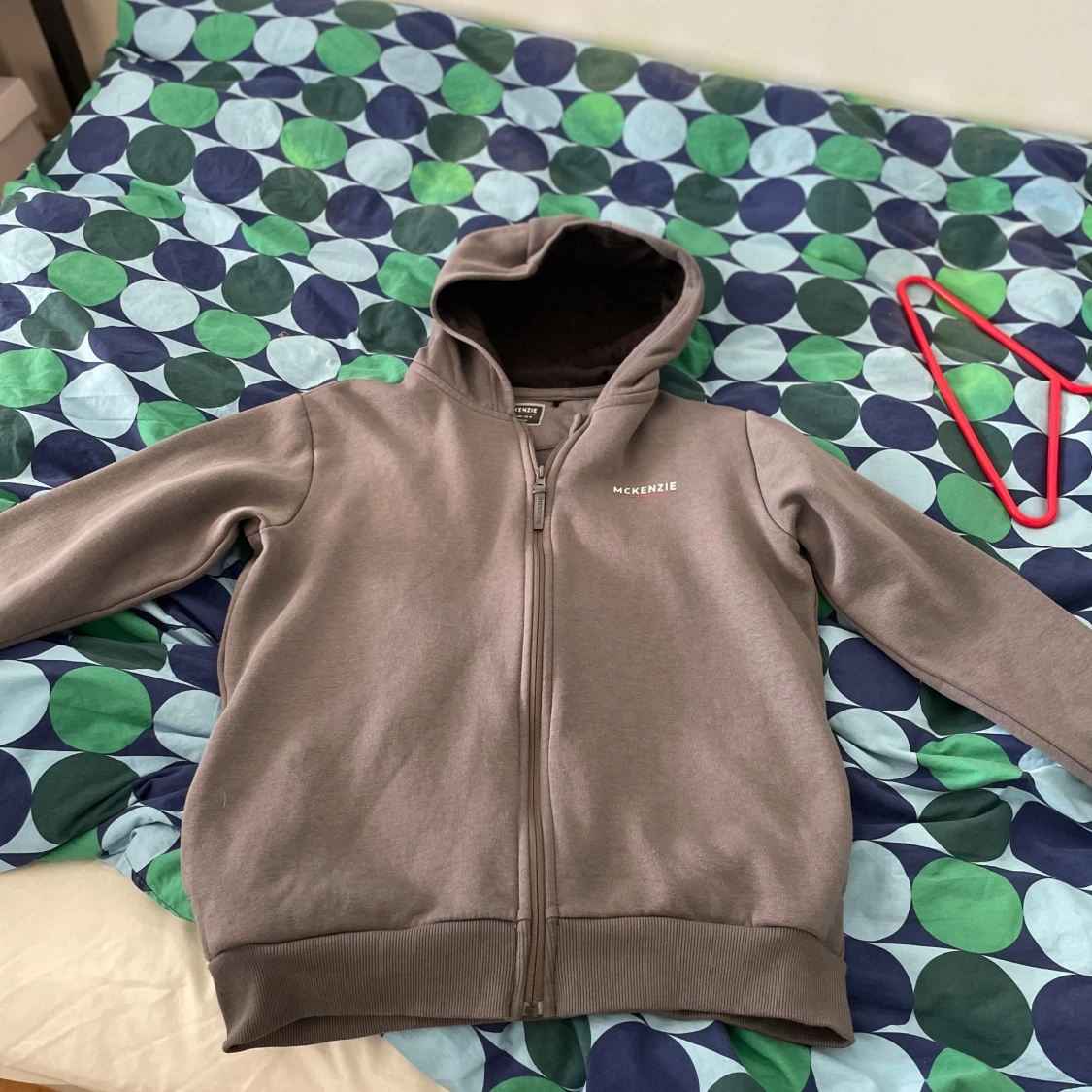 Brun hoodie från McKenzie med dragkedja