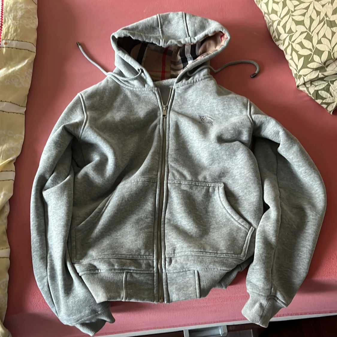 Grå Burberry hoodie med dragkedja