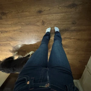 True Religion Becca Bootcut Jeans - Snygga mörkblå jeans från True Religion, modell Becca Mid Rise Bootcut. Köpta för 1299 kr. Använt några gånger💕