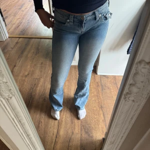 True Religion Joey Low Rise Flare Jeans - Säljer ett par ljusblå True Religion jeans. Använt några gånger och dom är som nya💕köpte för 1299