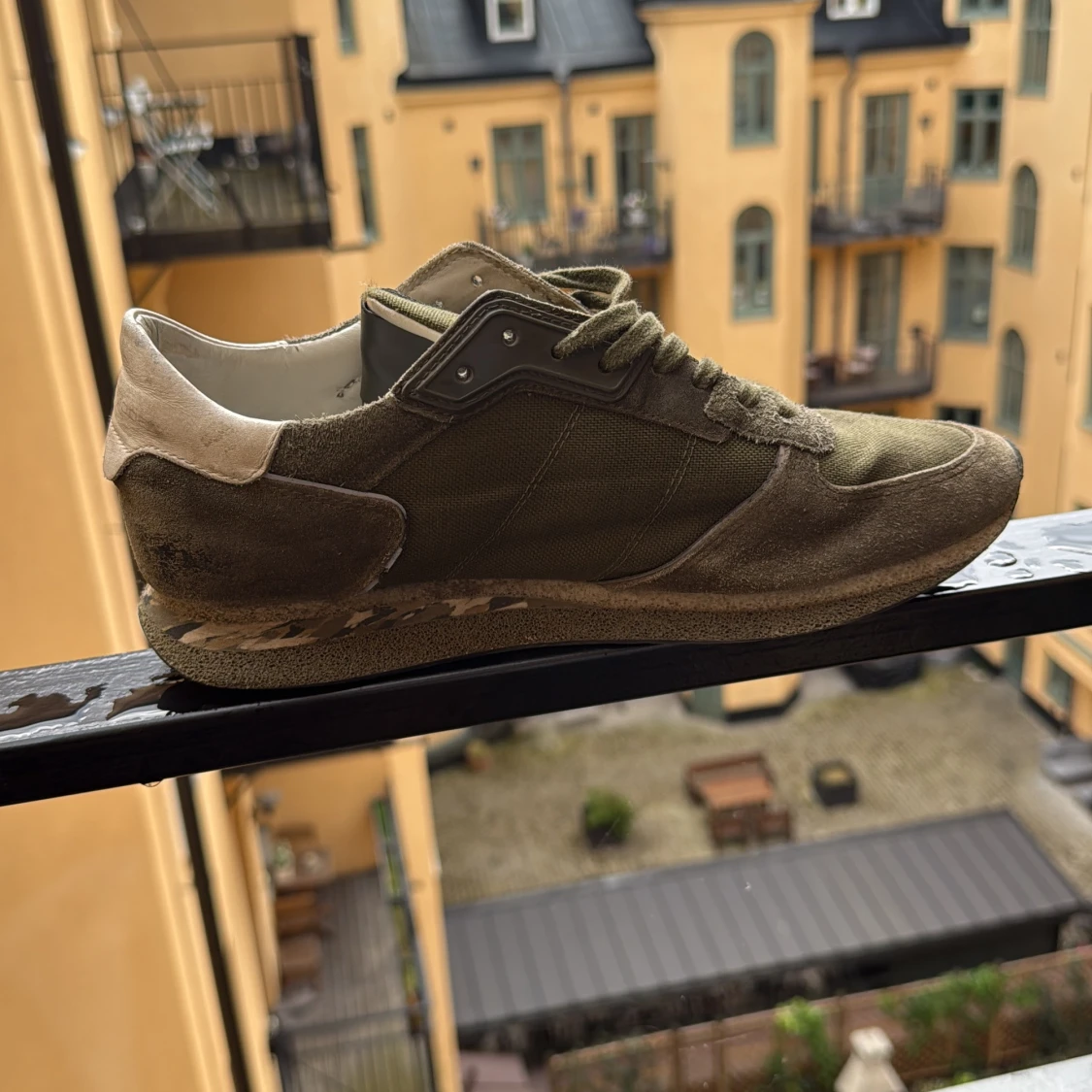 Olivgröna sneakers från Philippe Model - 2