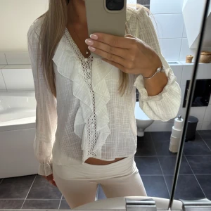 Vit blus med volang och spets - Säljer denna snygga blus från Zara. Endast använd en gång och är i storlek S men passar även m 💞
