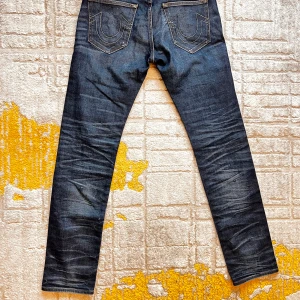 True Religion jeans - Snygga mörkblå True Religion jeans i storlek 32. Skön wash knappt använd. Lite mer relaxed skinny passform.