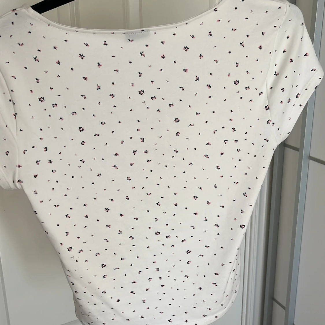 Vit blommig topp från Gina Tricot - 3