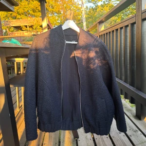 Svart teddyjacka med dragkedja - Säljer en blå teddyjacka från Zara. med oversized passform och lång ärm. Jackan har en clean look med ribbad nederkant och en rejäl dragkedja framtill