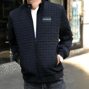 Calvin Klein Jeans Marinblå Jacka, Storlek M - Calvin Klein Jeans Marinblå Jacka, Storle LIGHT WEIGHT QUILTED JKT BLK M J30J309477 099 Artikelld: 10-155967 M Ord Pris: 1899,00