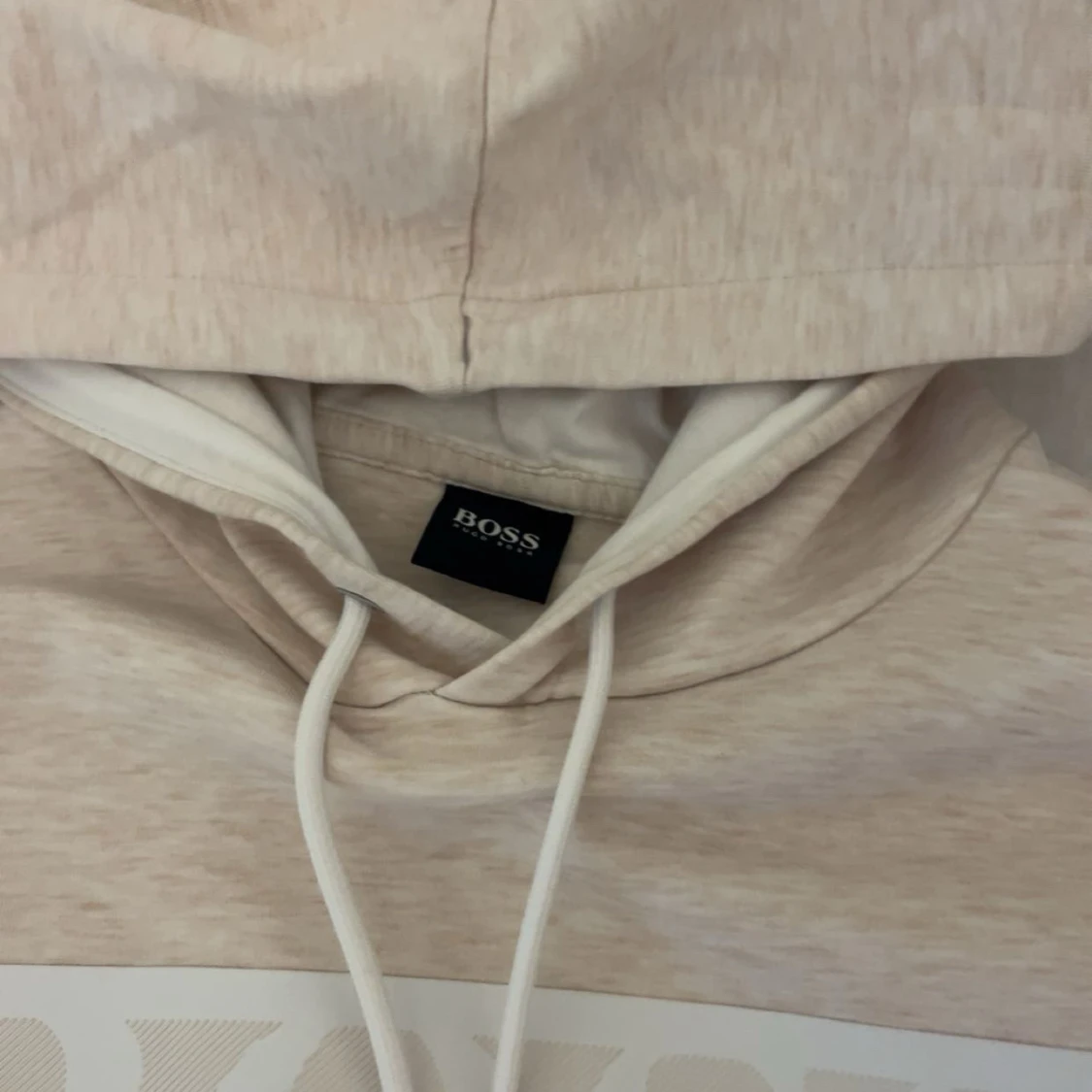 Beige hoodie från BOSS med logga - 3