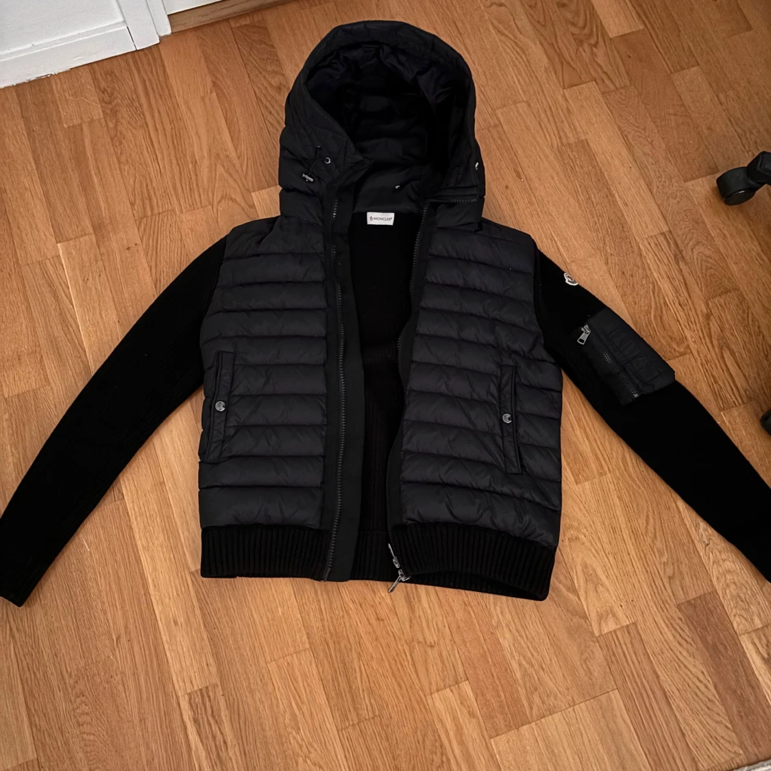 Svart Moncler pufferjacka med huva