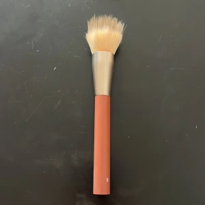Oanvänd Rose Inc borste nr 5 - Oanvänd (som legat i en låda därav små märken på huvudet) Rose inc Bronzer borste nr 5.