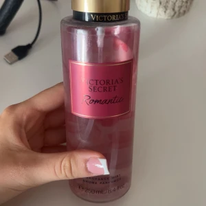 Victoria Secret  - Säljer denna Vs body mist. Den är använd men finns fortfarande mycket kvar! Se bild 2. Köpt för 300kr