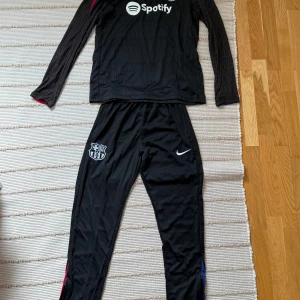 Barcelona Tracksuit - Oanvänd barcelona 24/25 tracsuit med taggar kvar. Storlek L. 