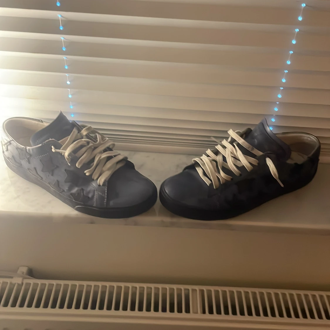 Skickar gärna tydligare bilder om ni frågar😁 Saint Laurent blå sneakers med stjärnor